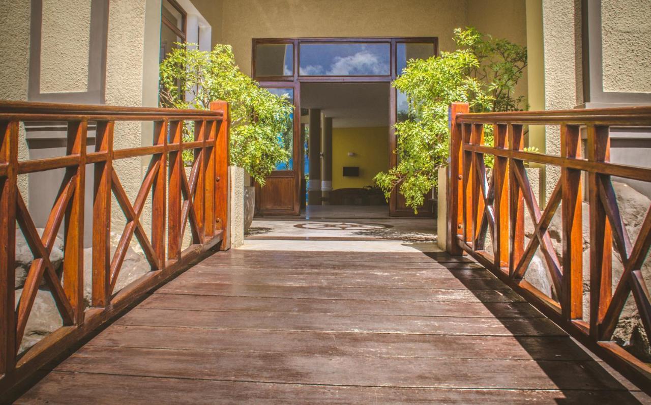 Sunset Reef Resort & Spa ポワント・オー・ピマン エクステリア 写真